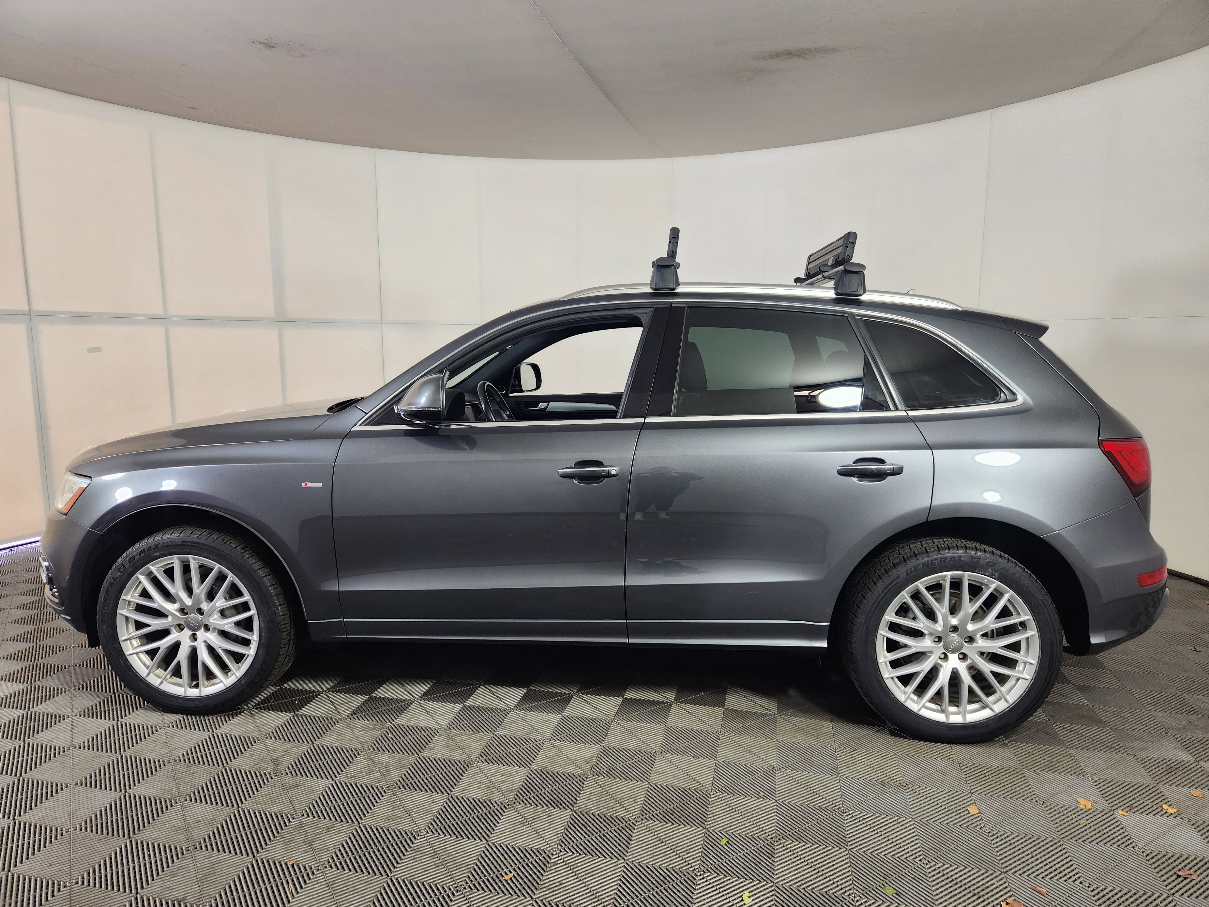 Used 2017 Audi Q5 2.0T Premium Plus w/ Technology Package image 4