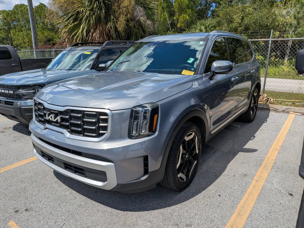 Used 2023 Kia Telluride S FWD image 4