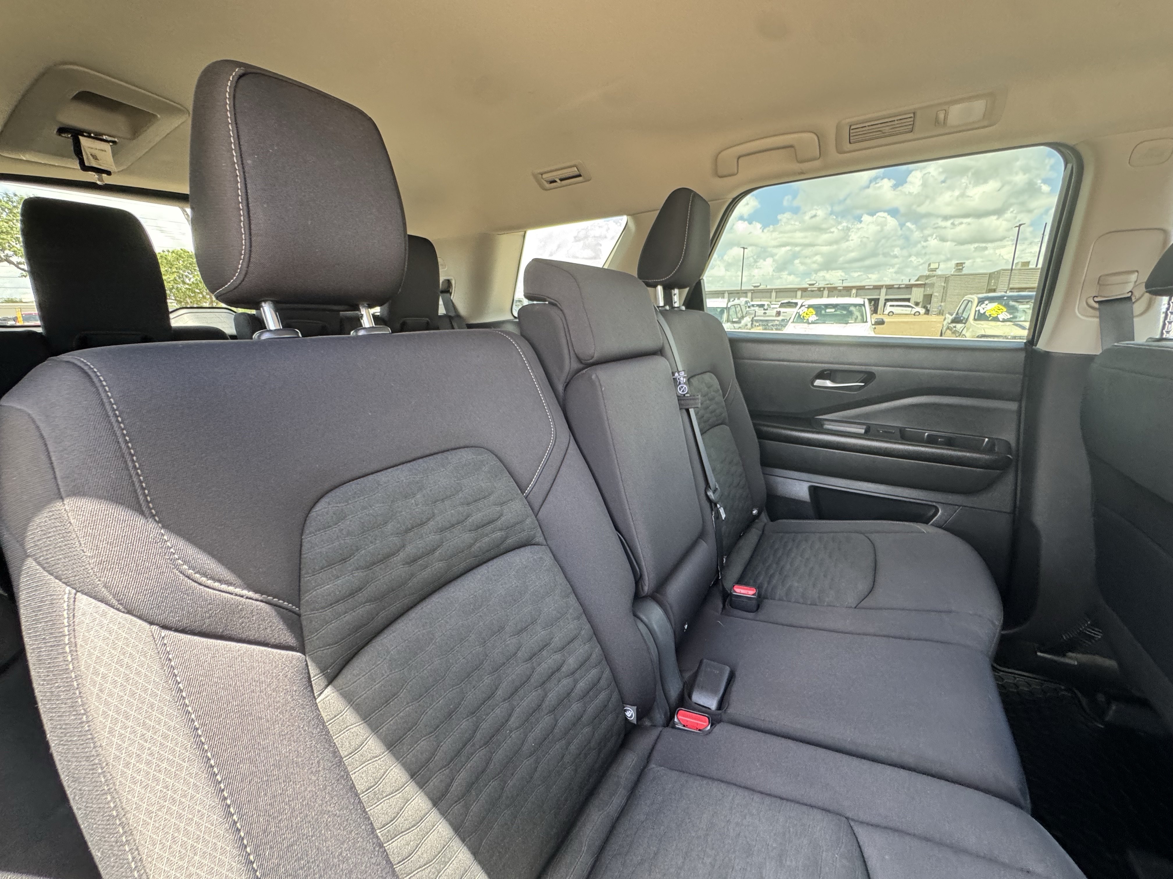 Used 2022 Nissan Pathfinder SV FWD image 32