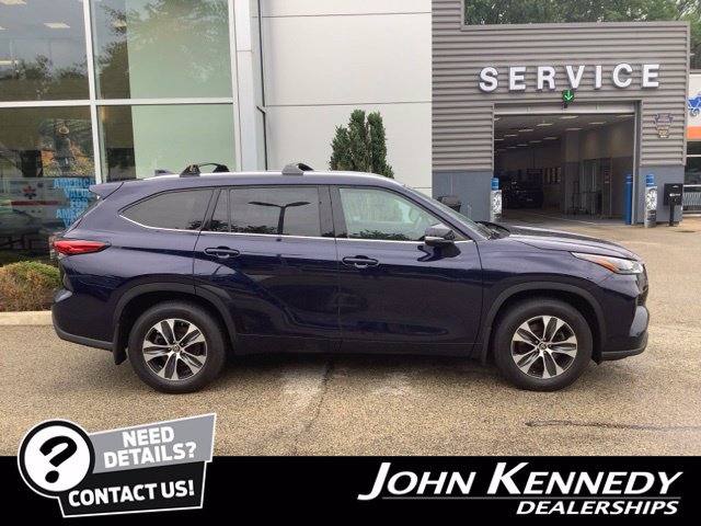 Used 2022 Toyota Highlander XLE AWD/4WD image 2