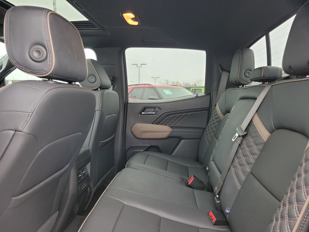 Used 2024 GMC Canyon Denali image 13