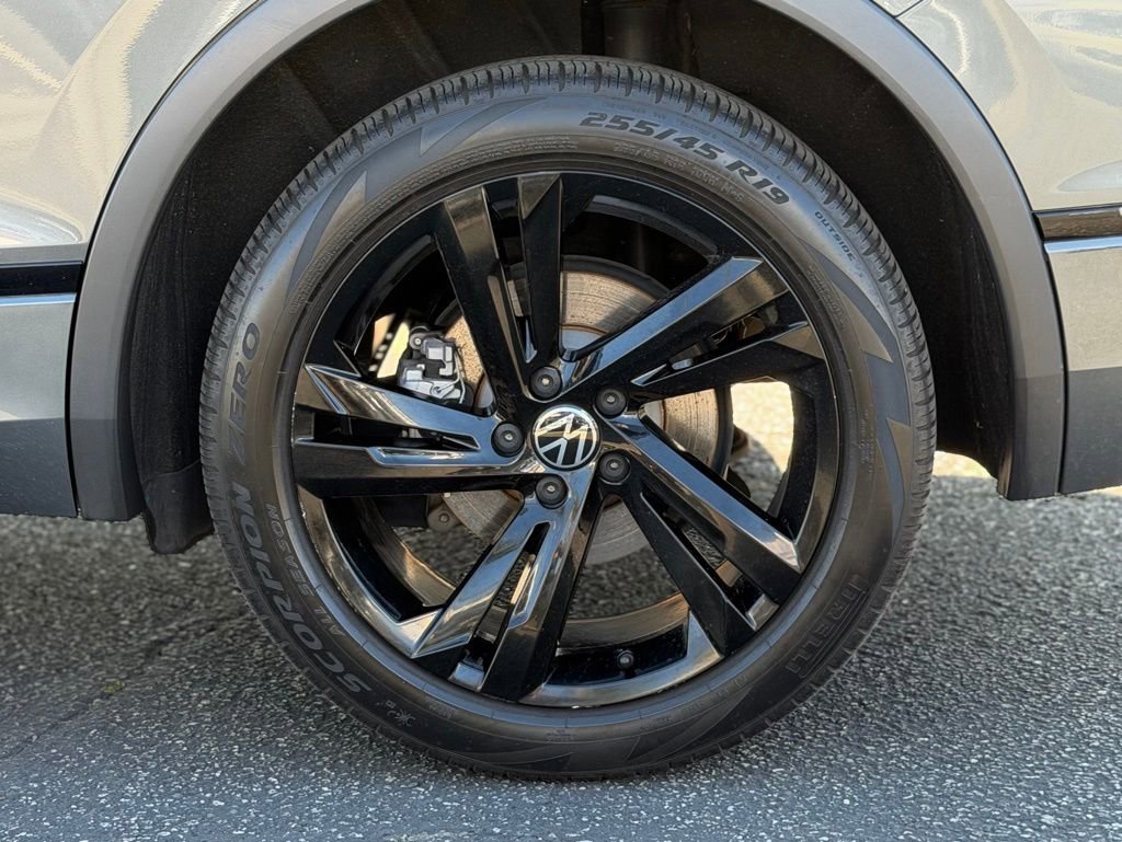 Used 2023 Volkswagen Tiguan SE R-Line image 11