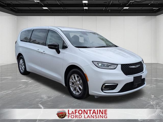 Used 2024 Chrysler Pacifica Touring-L FWD image 7