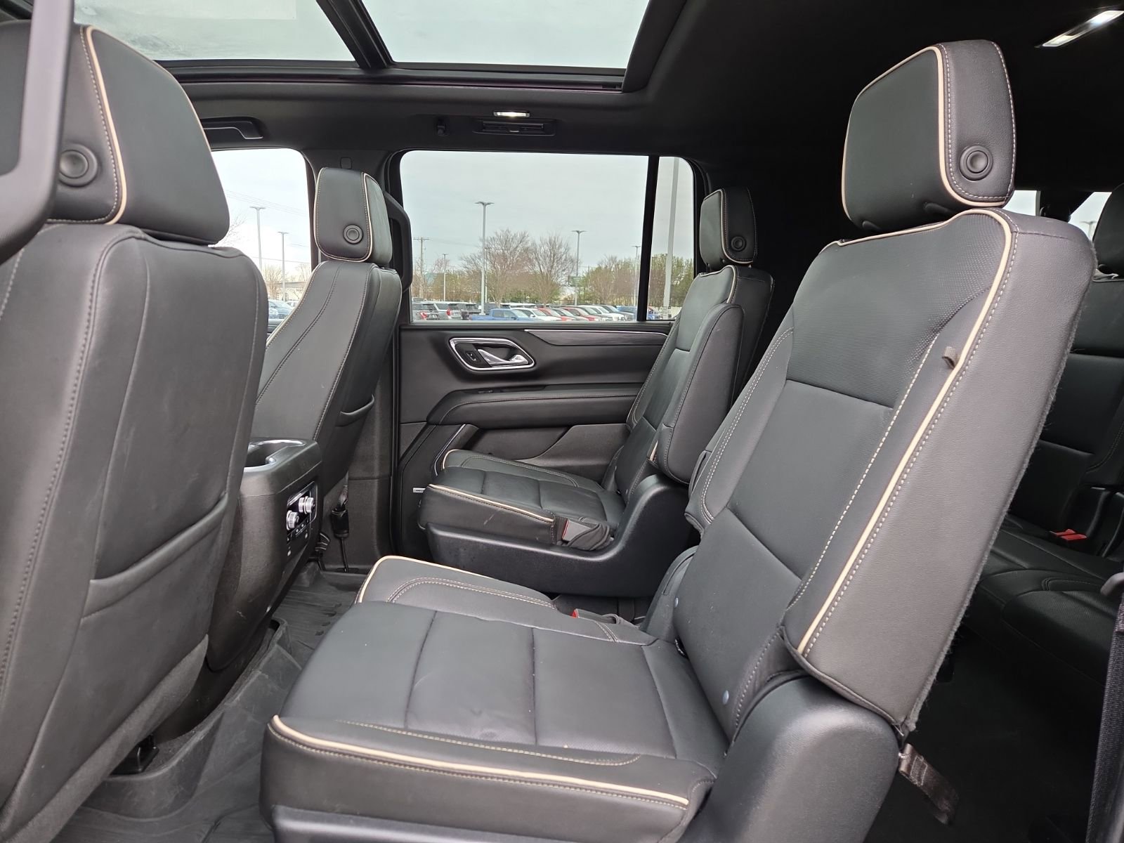 Used 2023 GMC Yukon XL SLT w/ SLT Premium Package image 11