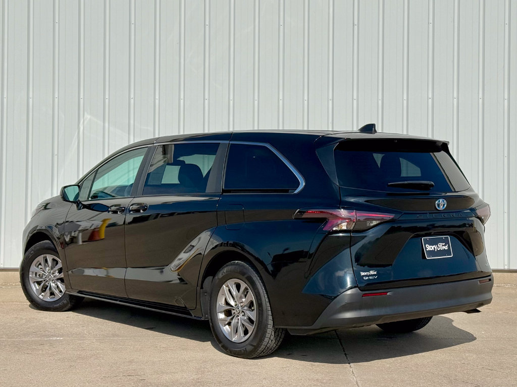 Used 2025 Toyota Sienna LE FWD image 4