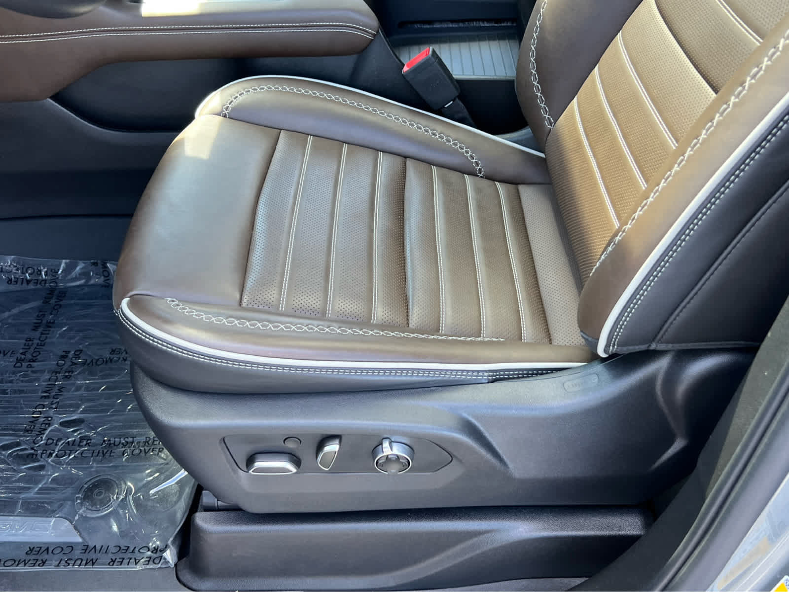 Used 2025 GMC Yukon Denali Ultimate AWD/4WD image 32
