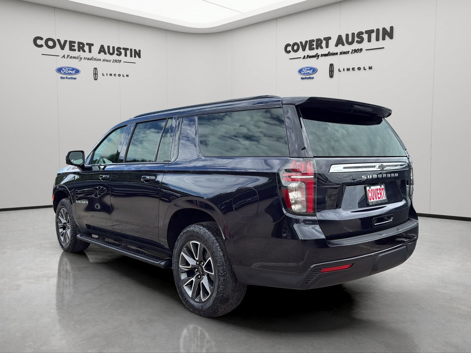 Used 2023 Chevrolet Suburban Z71 w/ Luxury Package AWD/4WD image 4
