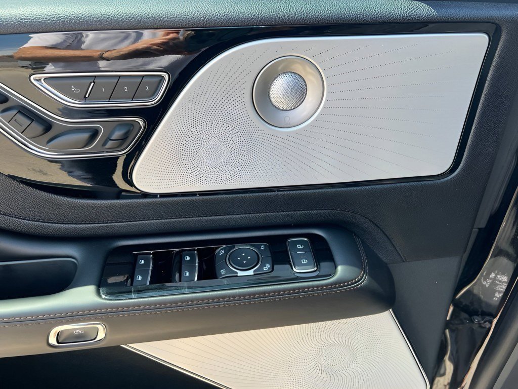 Certified 2020 Ford Explorer Platinum w/ Premium Technology Package AWD/4WD image 24