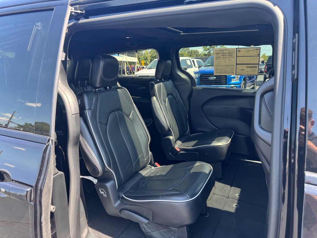 Used 2025 Chrysler Pacifica Limited FWD image 18