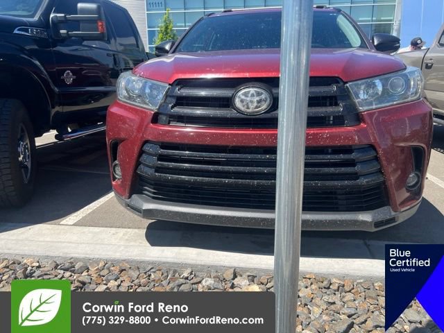 Used 2019 Toyota Highlander SE w/ Nightshade Edition FWD image 2