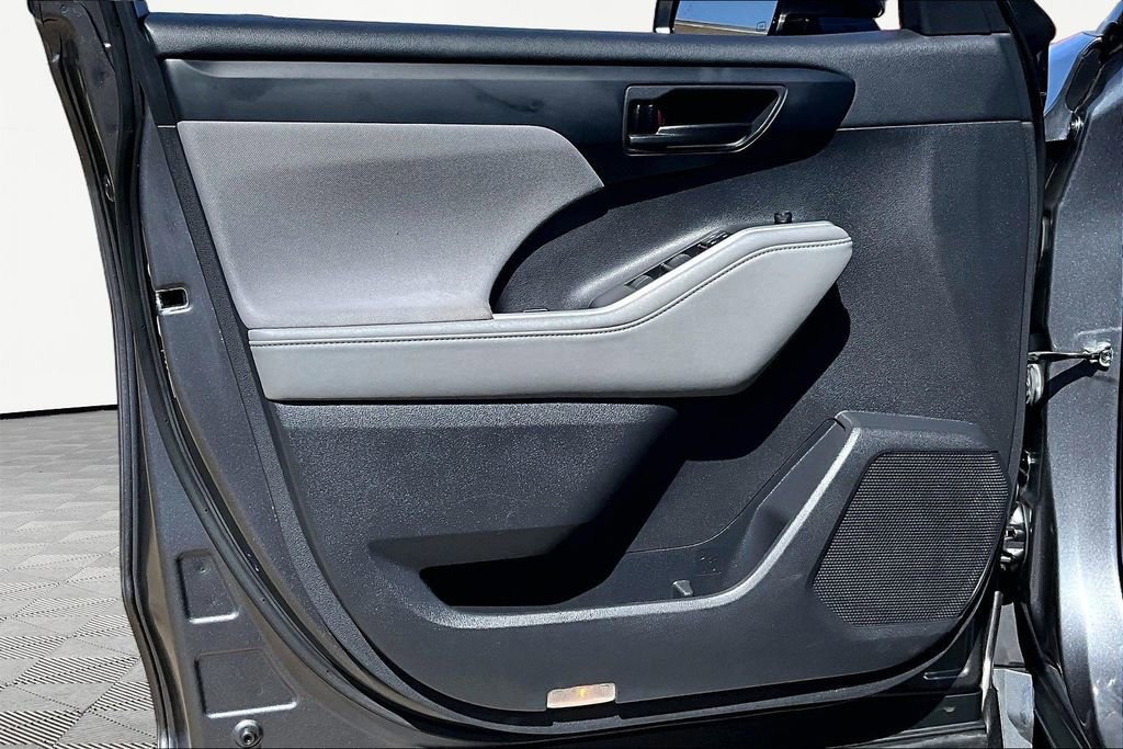 Used 2023 Toyota Highlander LE image 23