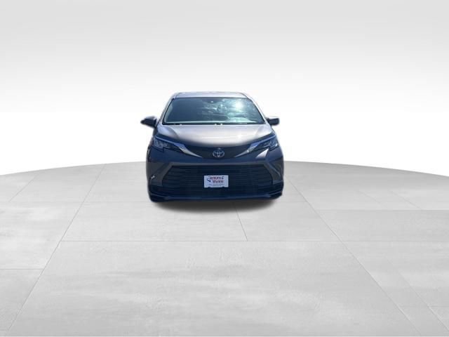 Used 2023 Toyota Sienna LE image 7