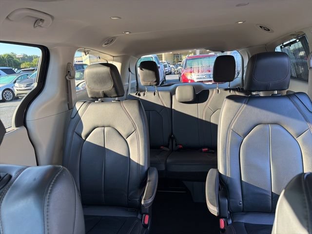 Used 2020 Chrysler Pacifica Touring-L w/ Advanced Safetytec Group FWD image 9