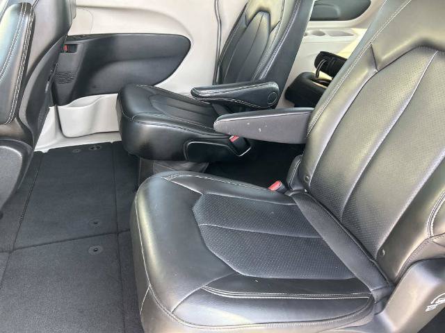Used 2023 Chrysler Pacifica Touring-L FWD image 14