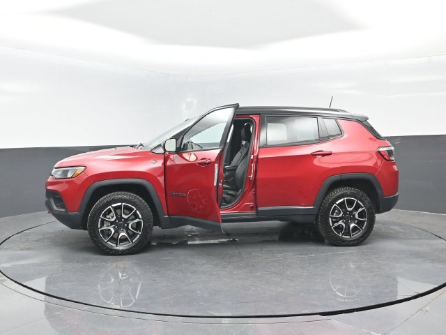 Used 2025 Jeep Compass Trailhawk AWD/4WD image 31