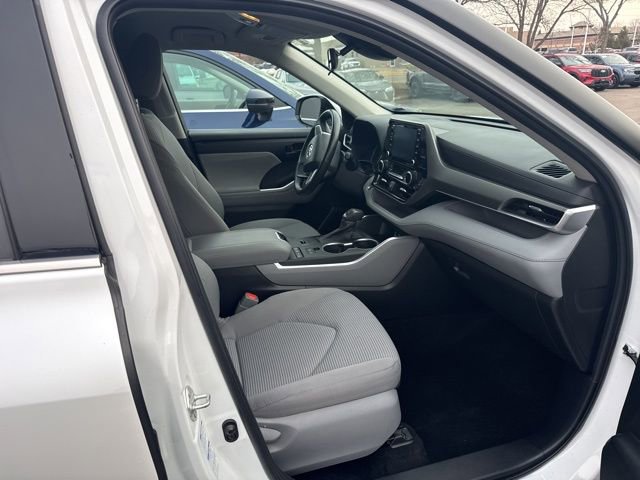 Used 2022 Toyota Highlander LE image 5