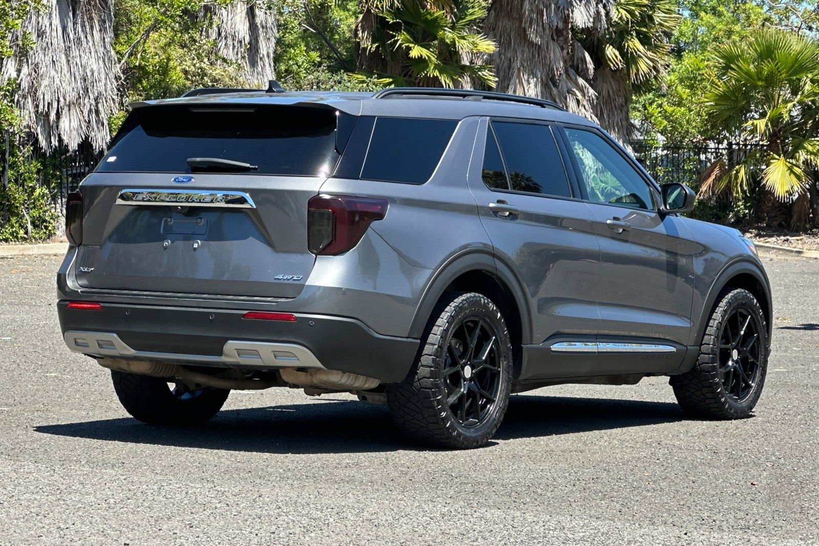 Certified 2023 Ford Explorer XLT w/ Equipment Group 202A AWD/4WD image 3