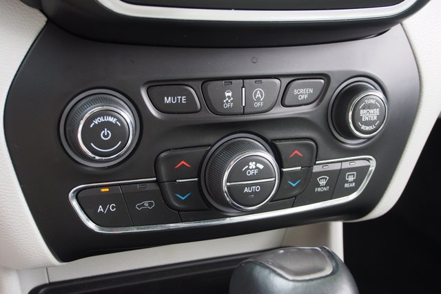 Used 2021 Jeep Cherokee Latitude Lux w/ Comfort/Convenience Group AWD/4WD image 26