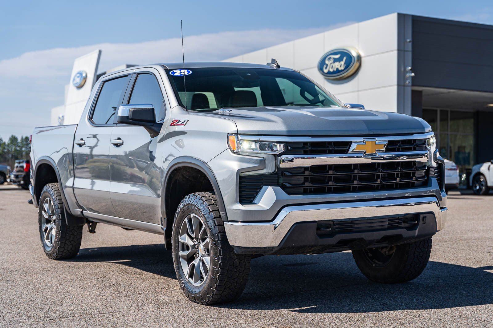 Used 2025 Chevrolet Silverado 1500 LT image 1