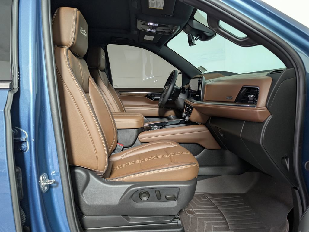 Used 2025 Chevrolet Tahoe High Country AWD/4WD image 12