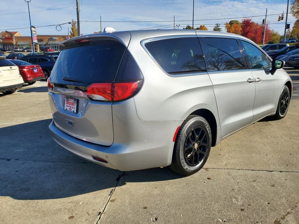 Used 2017 Chrysler Pacifica Touring image 4