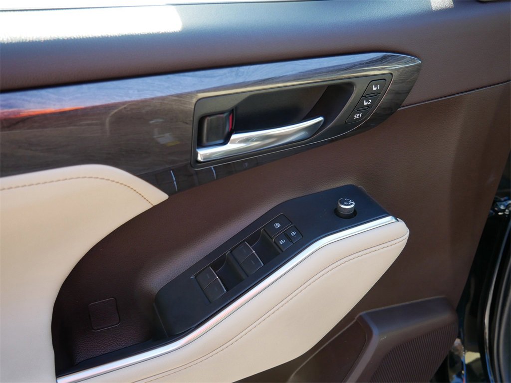 Used 2022 Toyota Highlander Limited image 16