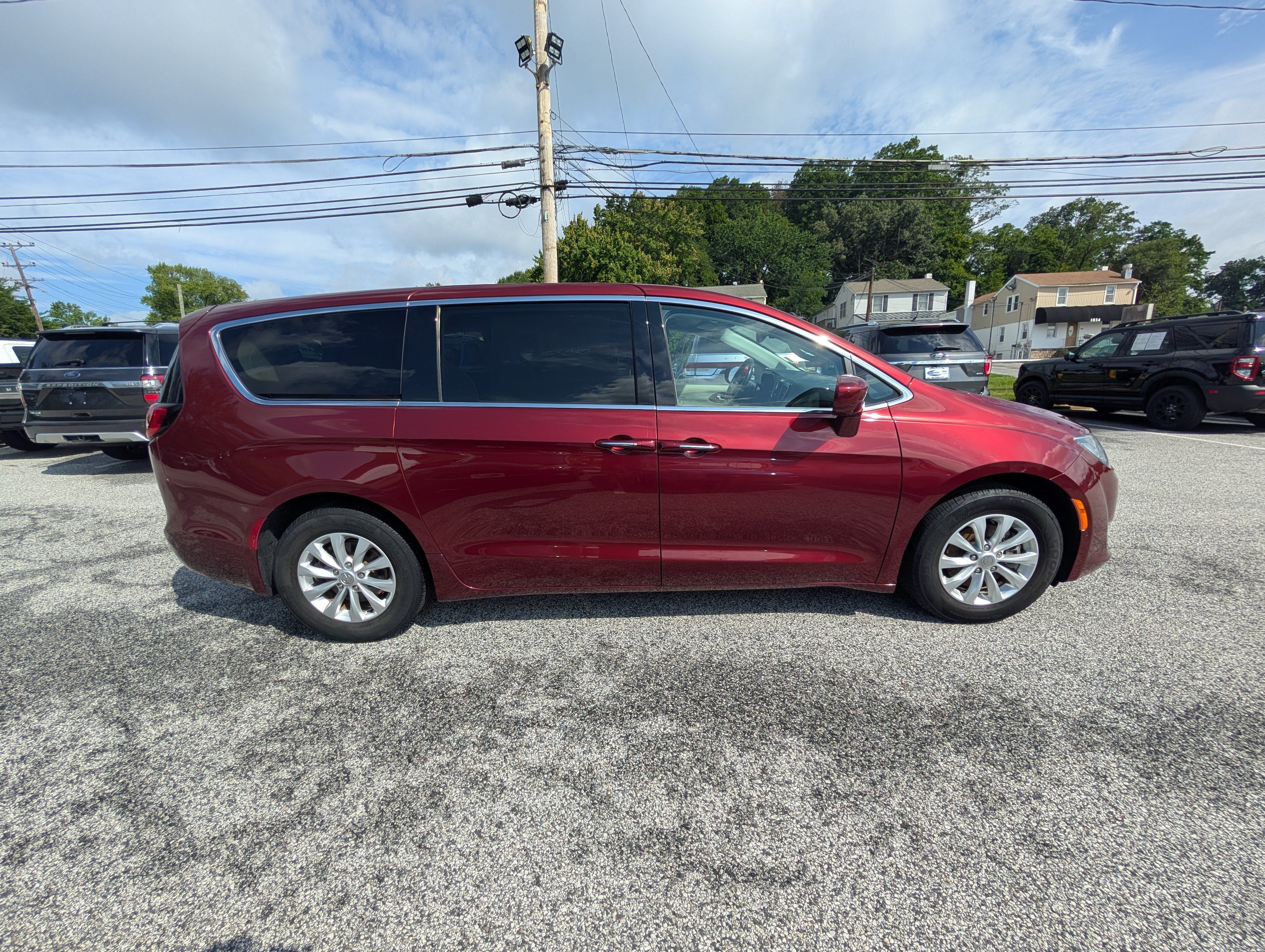 Used 2019 Chrysler Pacifica Touring Plus w/ Advanced Safetytec Group FWD image 8