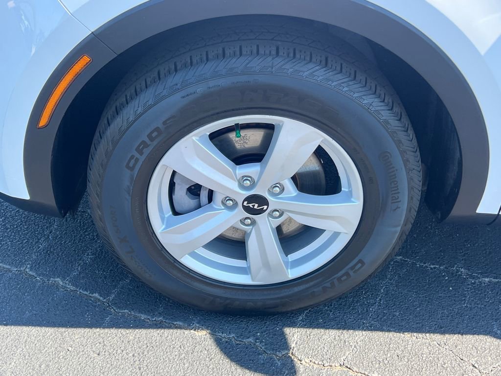 Used 2022 Kia Sorento LX image 11