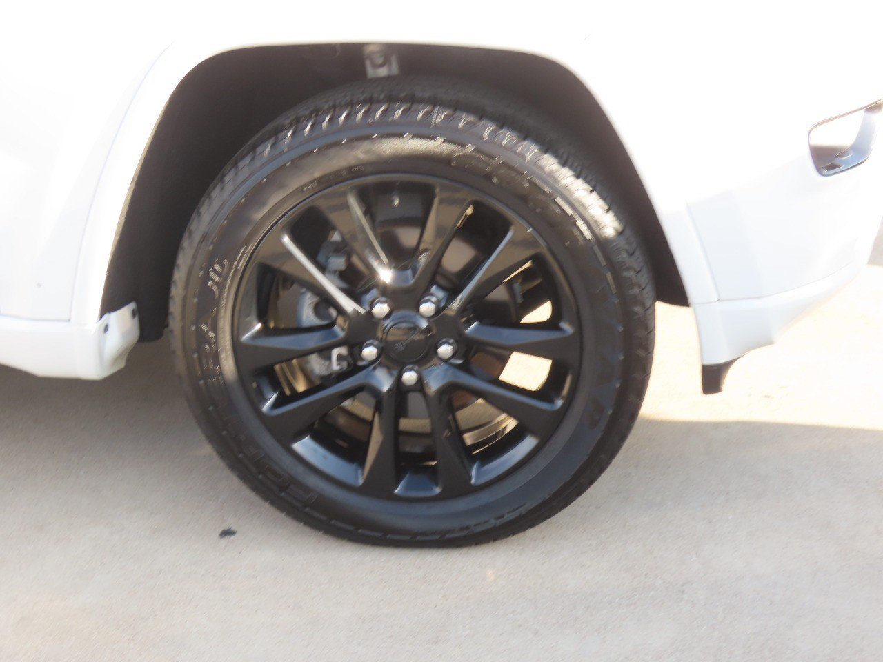 Used 2018 Jeep Grand Cherokee Altitude AWD/4WD image 9