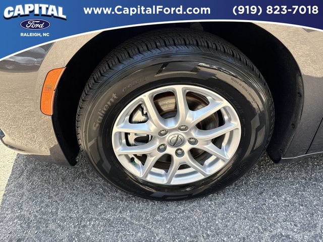 Used 2023 Chrysler Pacifica Touring-L FWD image 13
