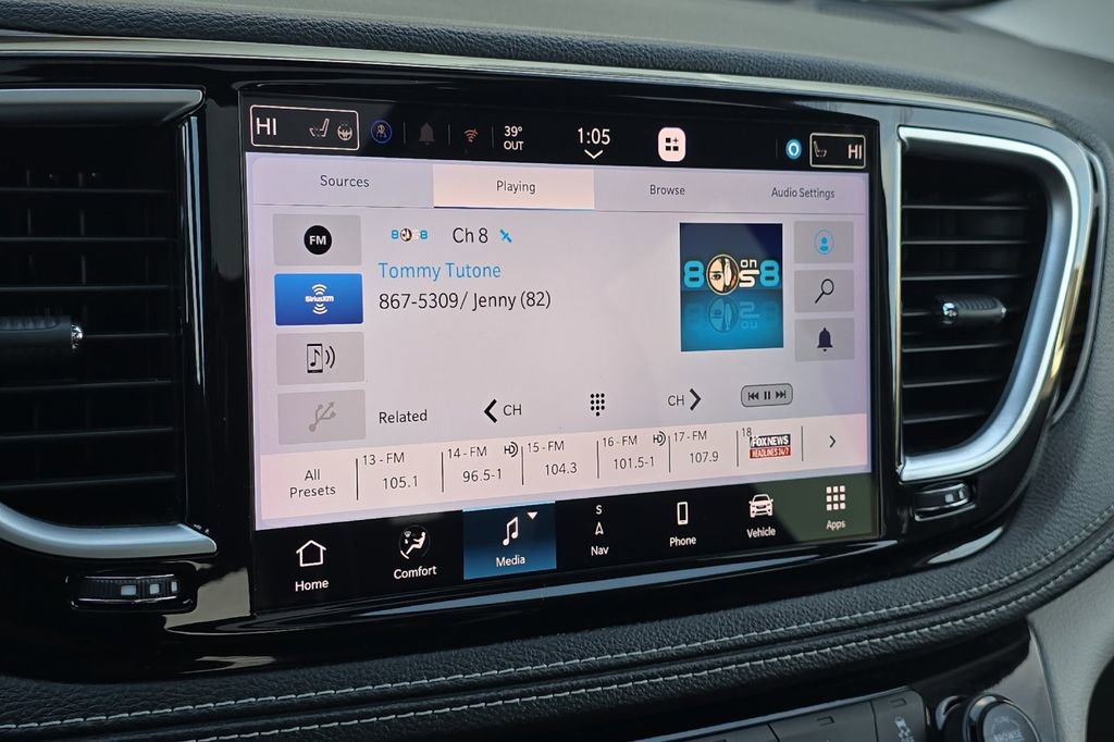 Used 2023 Chrysler Pacifica Limited FWD image 18