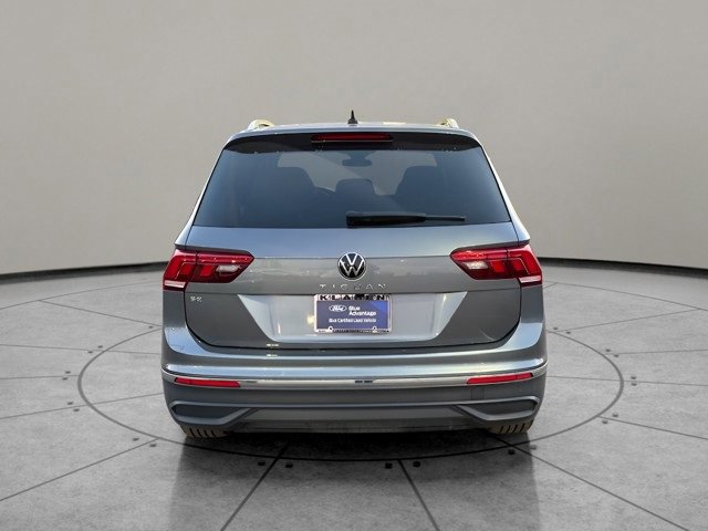 Used 2024 Volkswagen Tiguan SE w/ Panoramic Sunroof Package image 3
