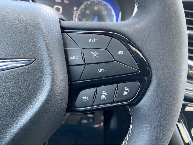 Used 2025 Chrysler Pacifica Limited FWD image 25