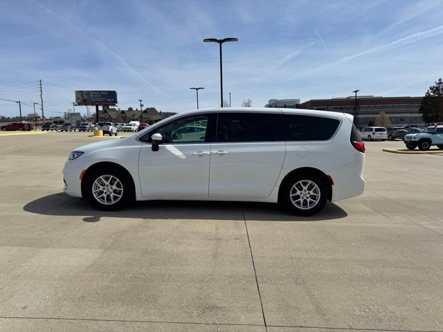 Used 2023 Chrysler Pacifica Touring-L image 6