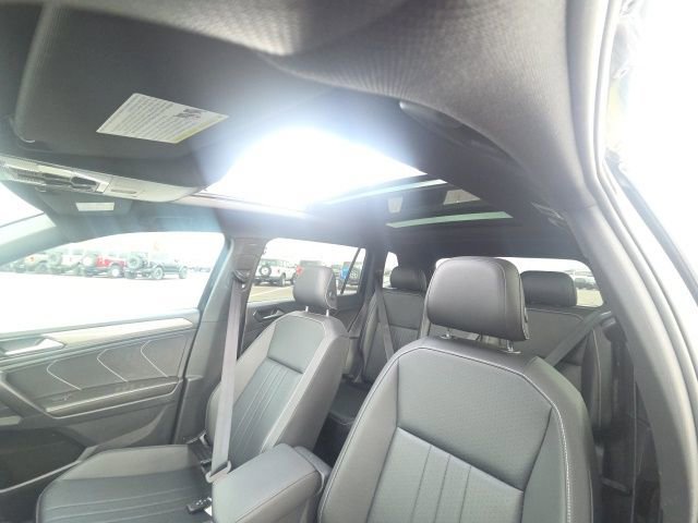 Used 2023 Volkswagen Tiguan SE R-Line AWD/4WD image 27