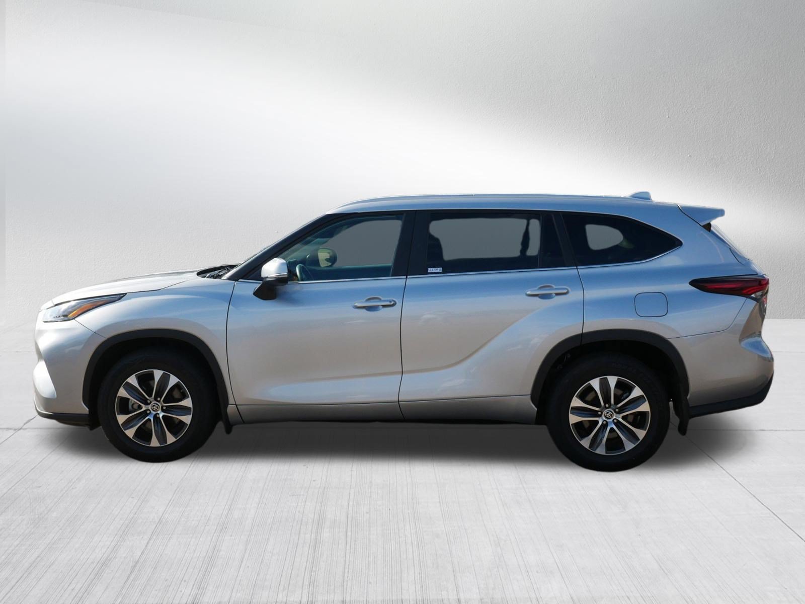 Used 2024 Toyota Highlander XLE AWD/4WD image 4