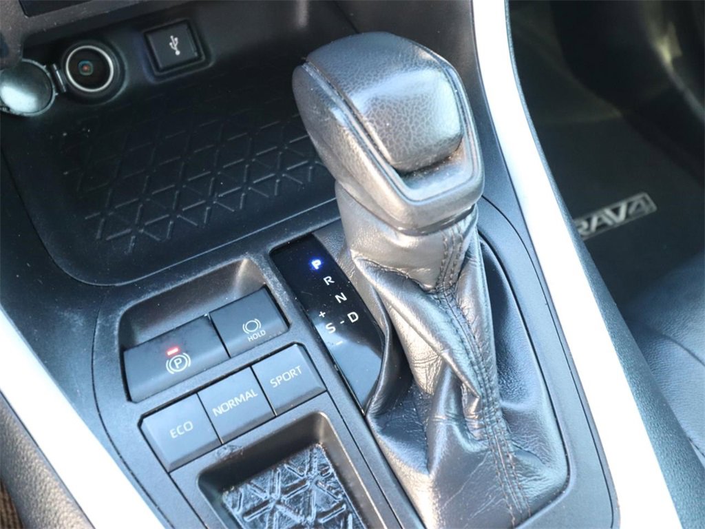 Used 2020 Toyota RAV4 LE image 19