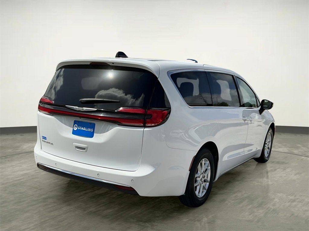 Used 2023 Chrysler Pacifica Touring-L image 7