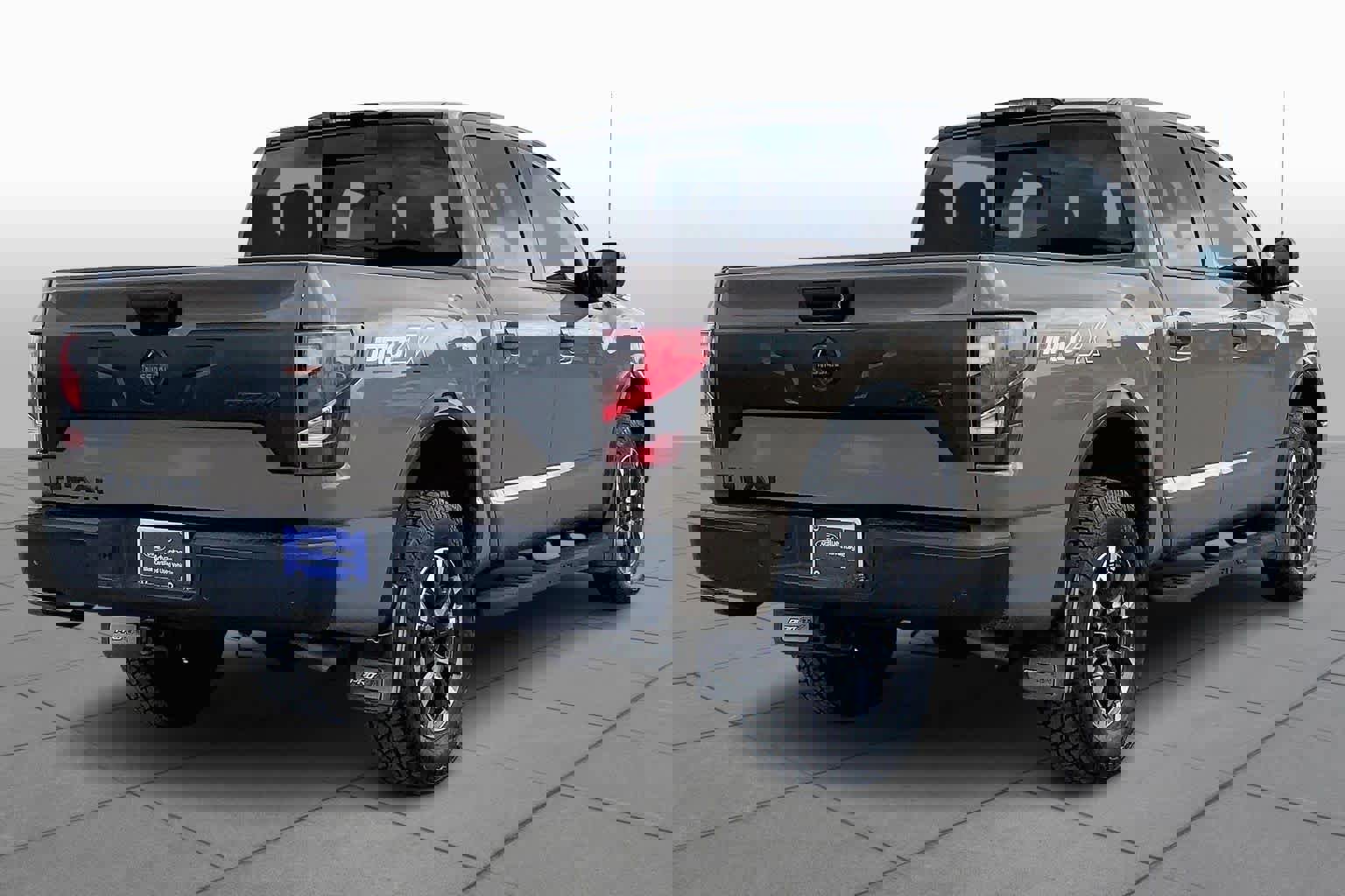 Used 2021 Nissan Titan PRO-4X w/ Pro-4x Convenience Package image 3