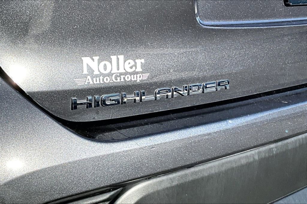 Used 2024 Toyota Highlander LE FWD image 10