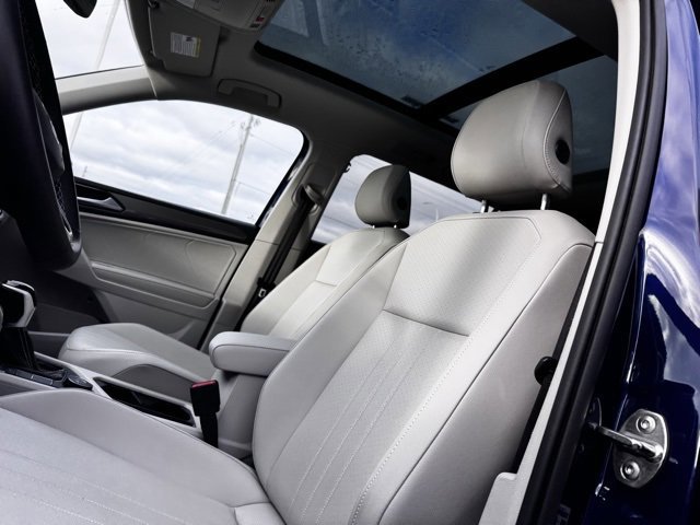 Used 2024 Volkswagen Tiguan SE w/ Panoramic Sunroof Package image 14