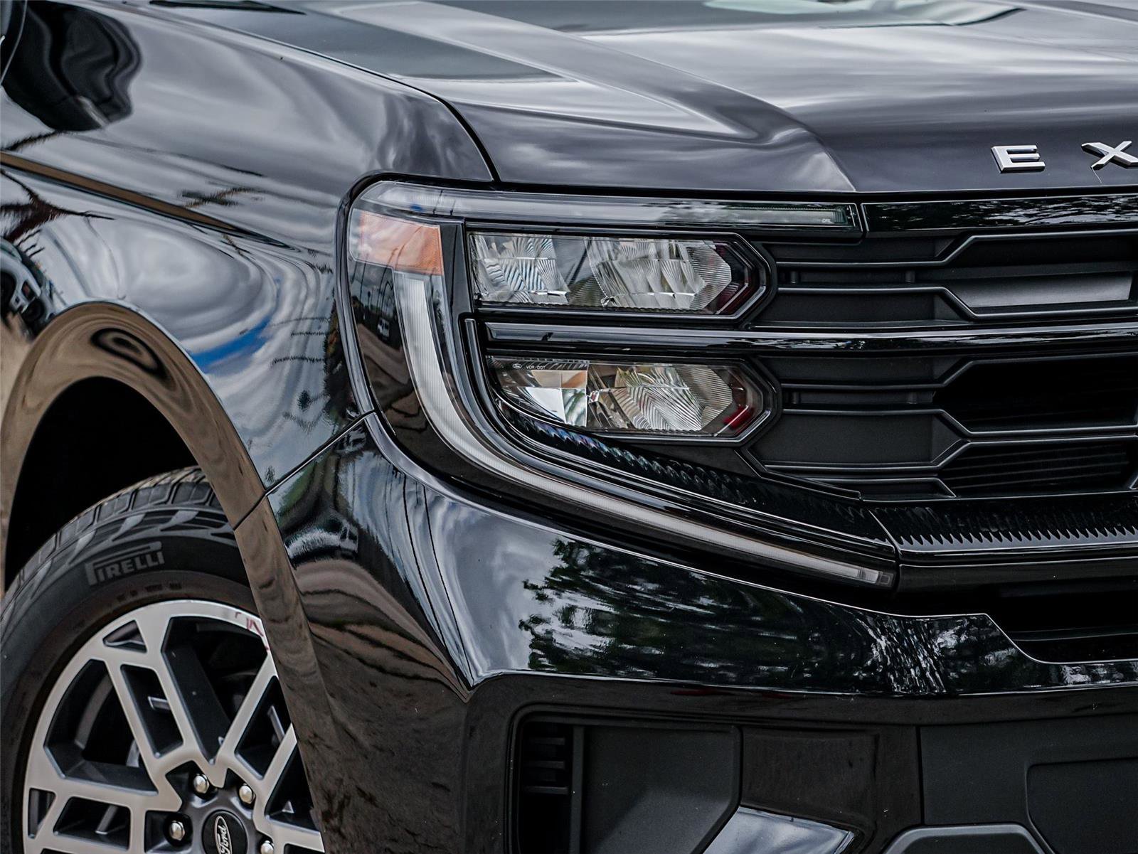 Certified 2025 Ford Expedition Active AWD/4WD image 3