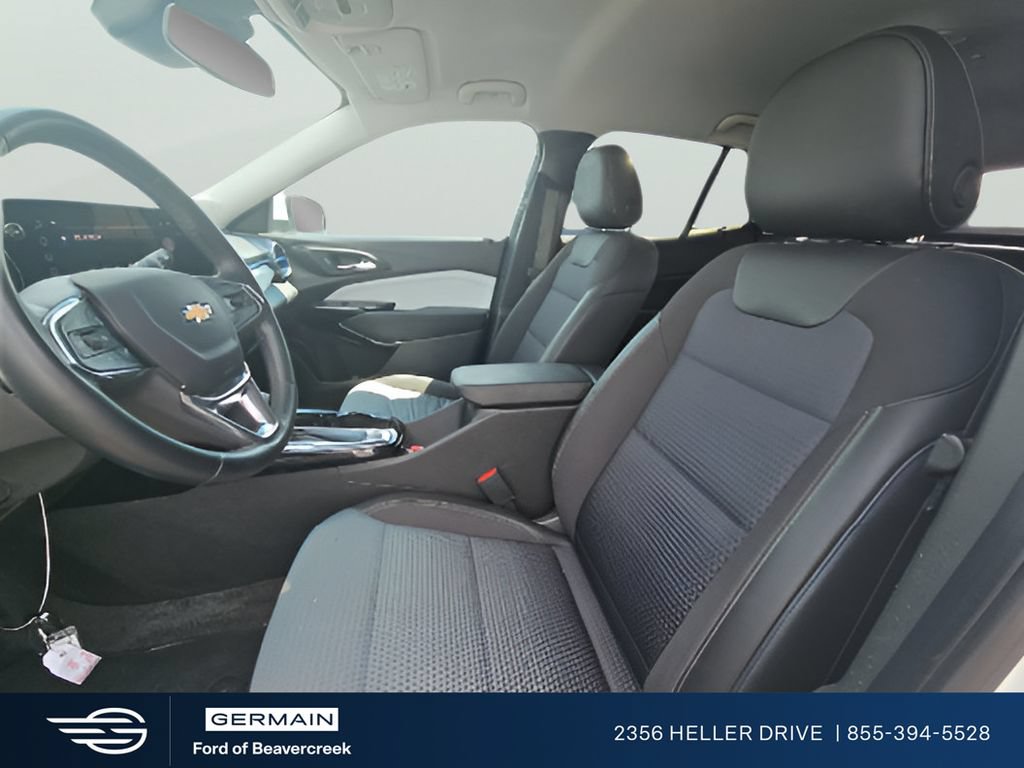 Used 2025 Chevrolet Trax LT w/ LT Convenience Package FWD image 11