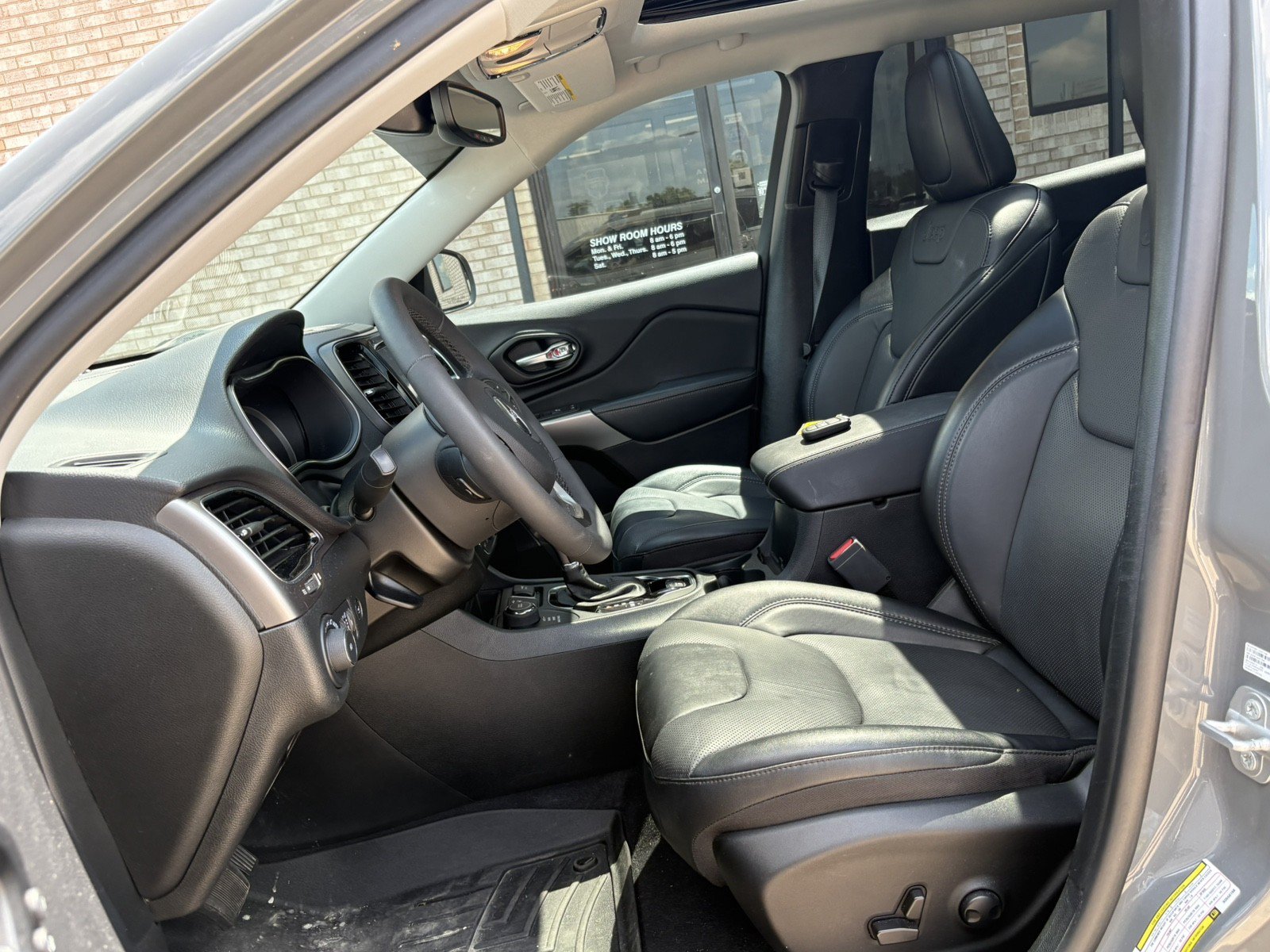 Used 2022 Jeep Cherokee Limited w/ Elite Package AWD/4WD image 3