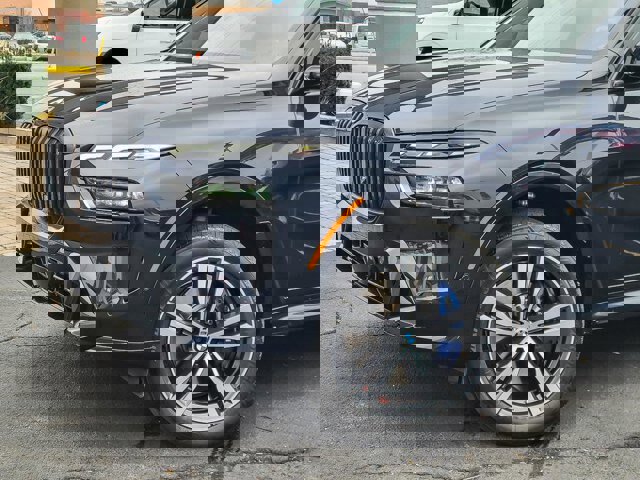 Used 2023 BMW X7 xDrive40i w/ Executive Package image 3