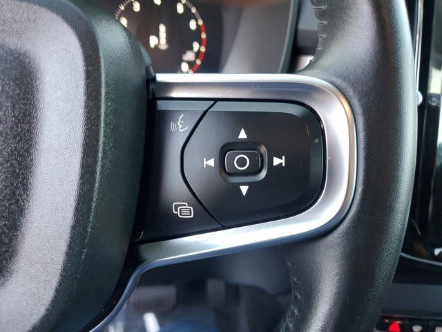 Used 2021 Volvo XC40 T5 Momentum w/ Protection Package Premier image 21
