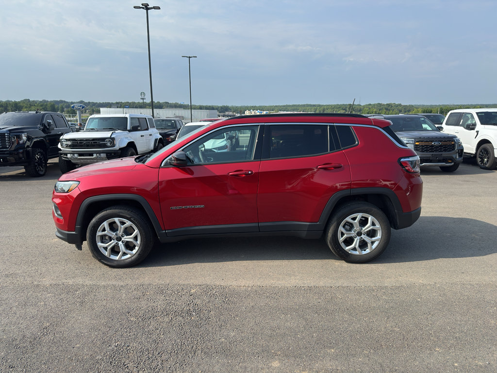 Used 2025 Jeep Compass Latitude AWD/4WD image 8