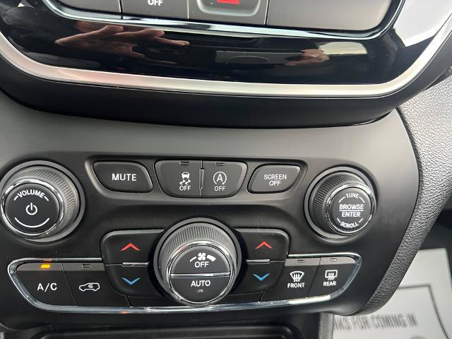 Used 2019 Jeep Cherokee Limited w/ Luxury Group AWD/4WD image 26