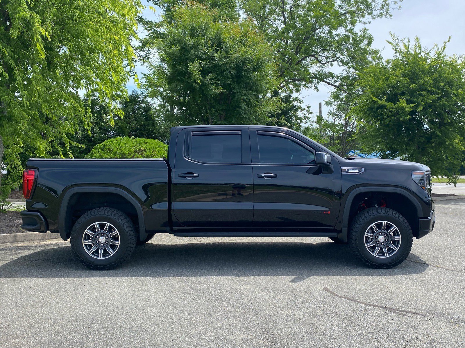 Used 2024 GMC Sierra 1500 AT4 w/ AT4 Premium Package AWD/4WD image 3