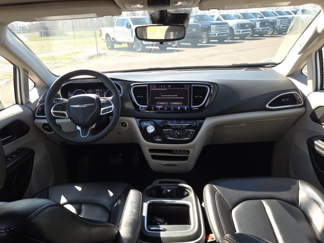 Used 2023 Chrysler Pacifica Touring-L image 22